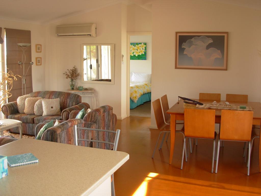 Linger Longer Cottages Port Elliot Room photo